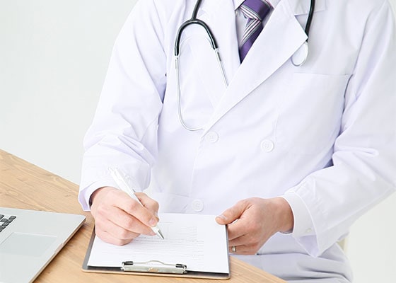 カウンセリングをする医師