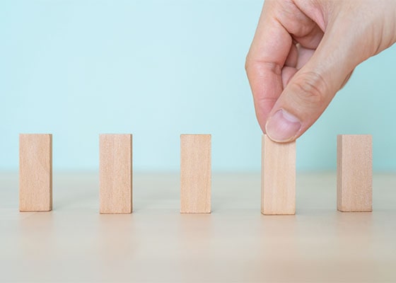 5つの積み木の中から一つを選ぶ手