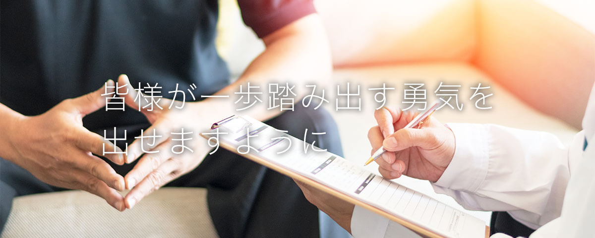 手術が成功して医師と握手を交わす男性