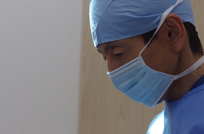 包茎手術を行う長澤医師